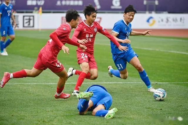 精彩比赛中球员拼尽全力,为胜利而战 精彩比赛中球员拼尽全力,为胜利而战