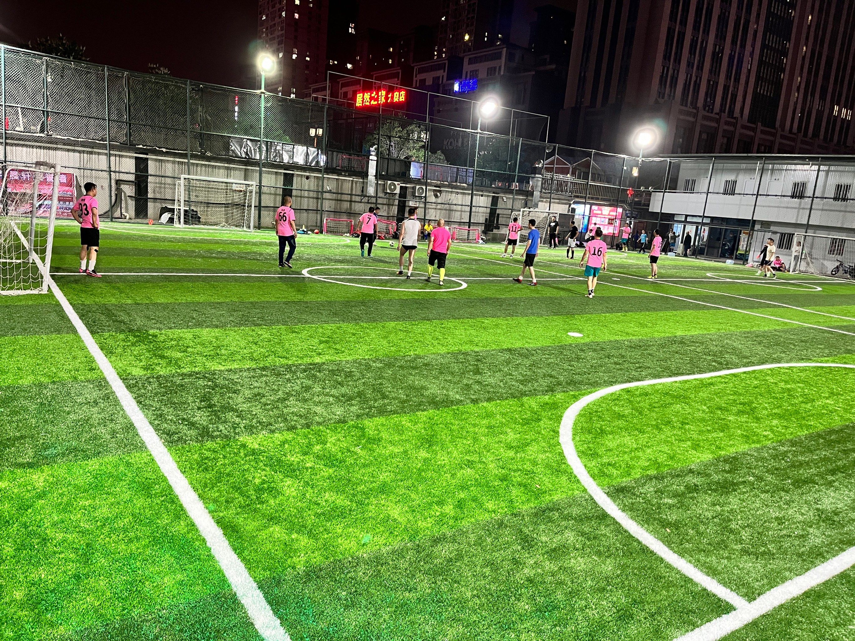 足球赛场上的精彩瞬间惊险连连! 足球赛场上的精彩瞬间惊险连连!