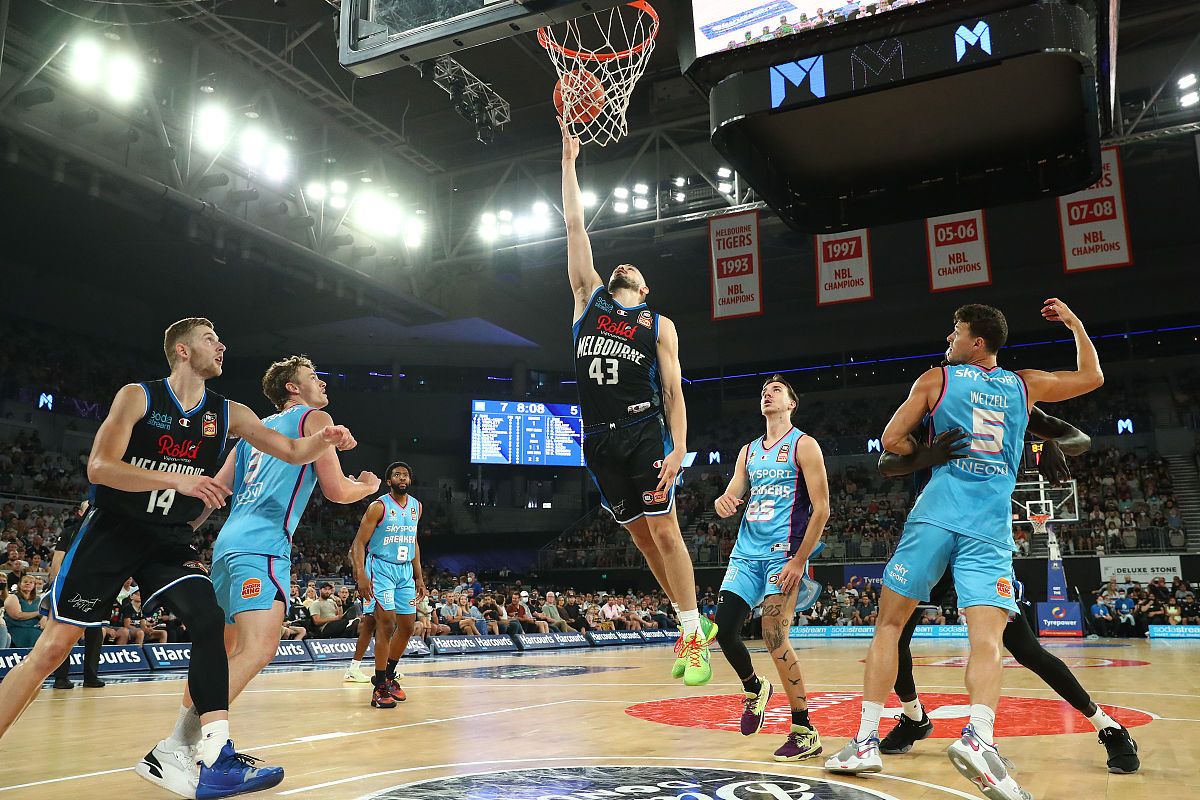 精彩对决中的惊险一幕,谁将笑到最后? 精彩对决中的惊险一幕,谁将笑到最后?