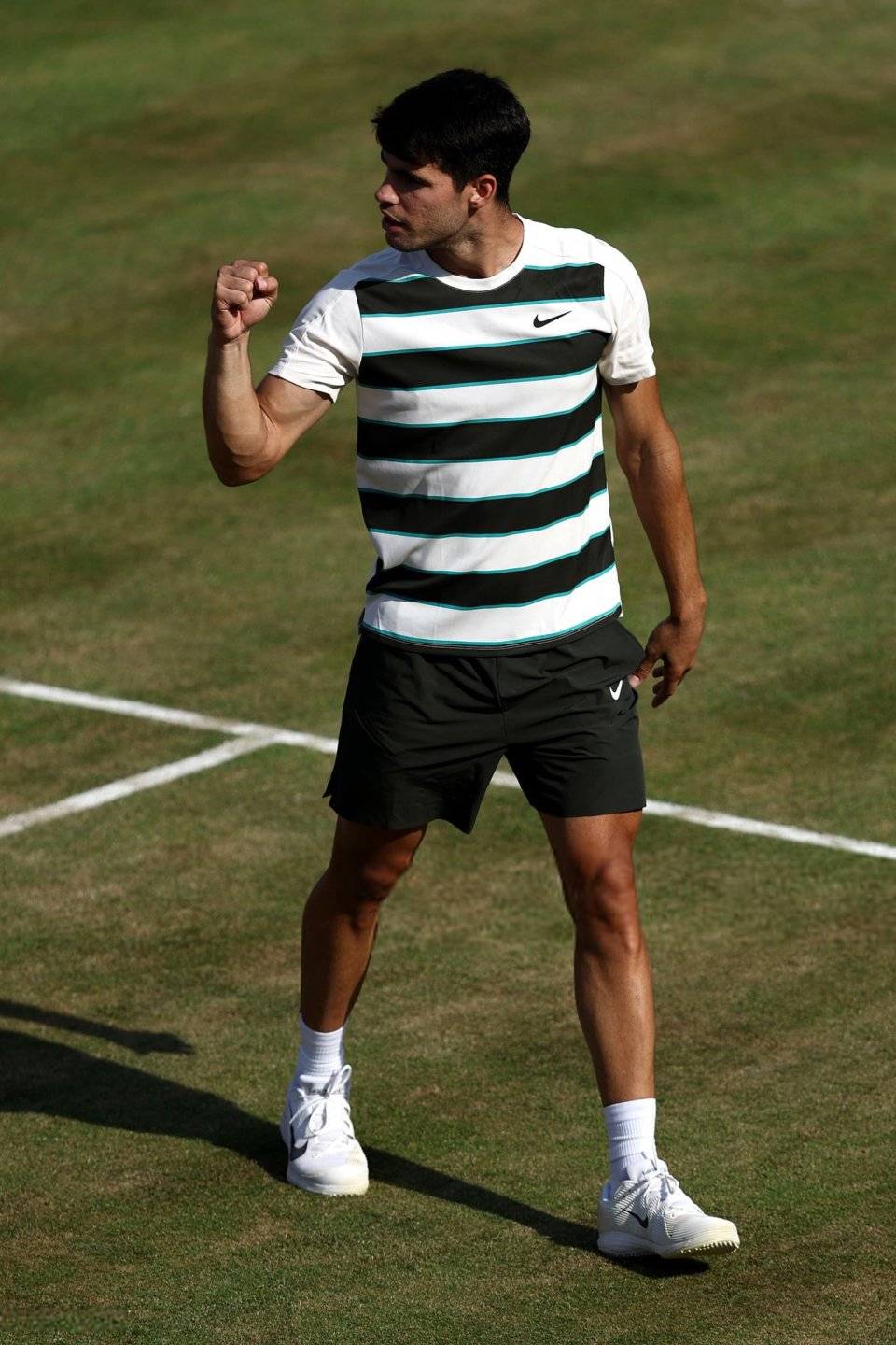 阿尔及利亚运动员势不可挡,向前冲刺 阿尔及利亚运动员势不可挡,向前冲刺