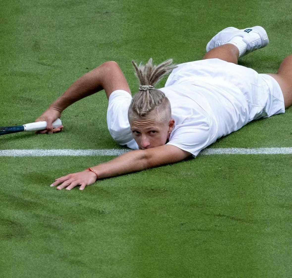 阿尔及利亚运动员势不可挡,向前冲刺 阿尔及利亚运动员势不可挡,向前冲刺