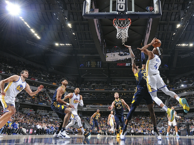 雄火队逆转战胜活塞队，两连胜跻身东部前列