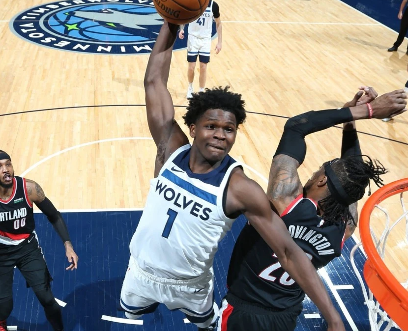 雄火队逆转战胜活塞队，两连胜跻身东部前列