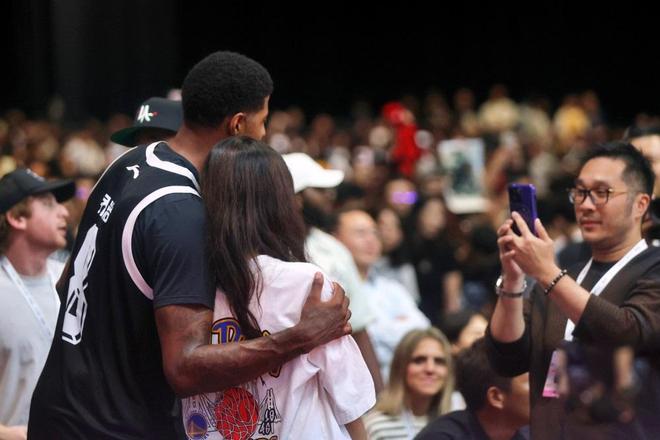 NBA明星球员携手出席慈善活动 NBA明星球员携手出席慈善活动