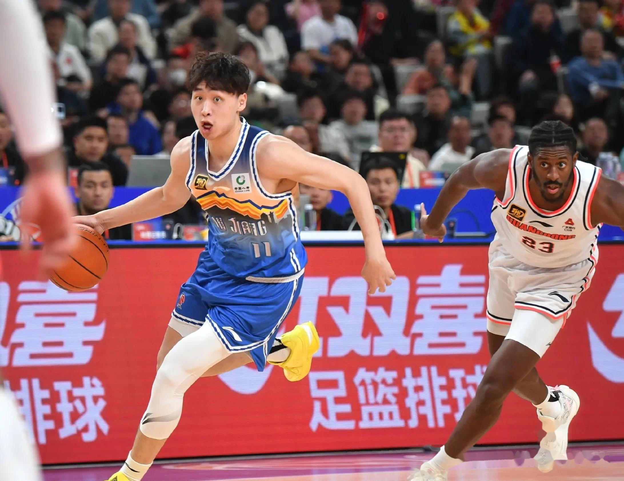 新疆队在最新一轮比赛中赢得胜利，状态火热