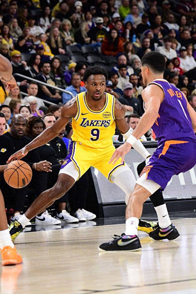 太阳队年轻球员表现亮眼,呼应队内老将的传球 太阳队年轻球员表现亮眼,呼应队内老将的传球