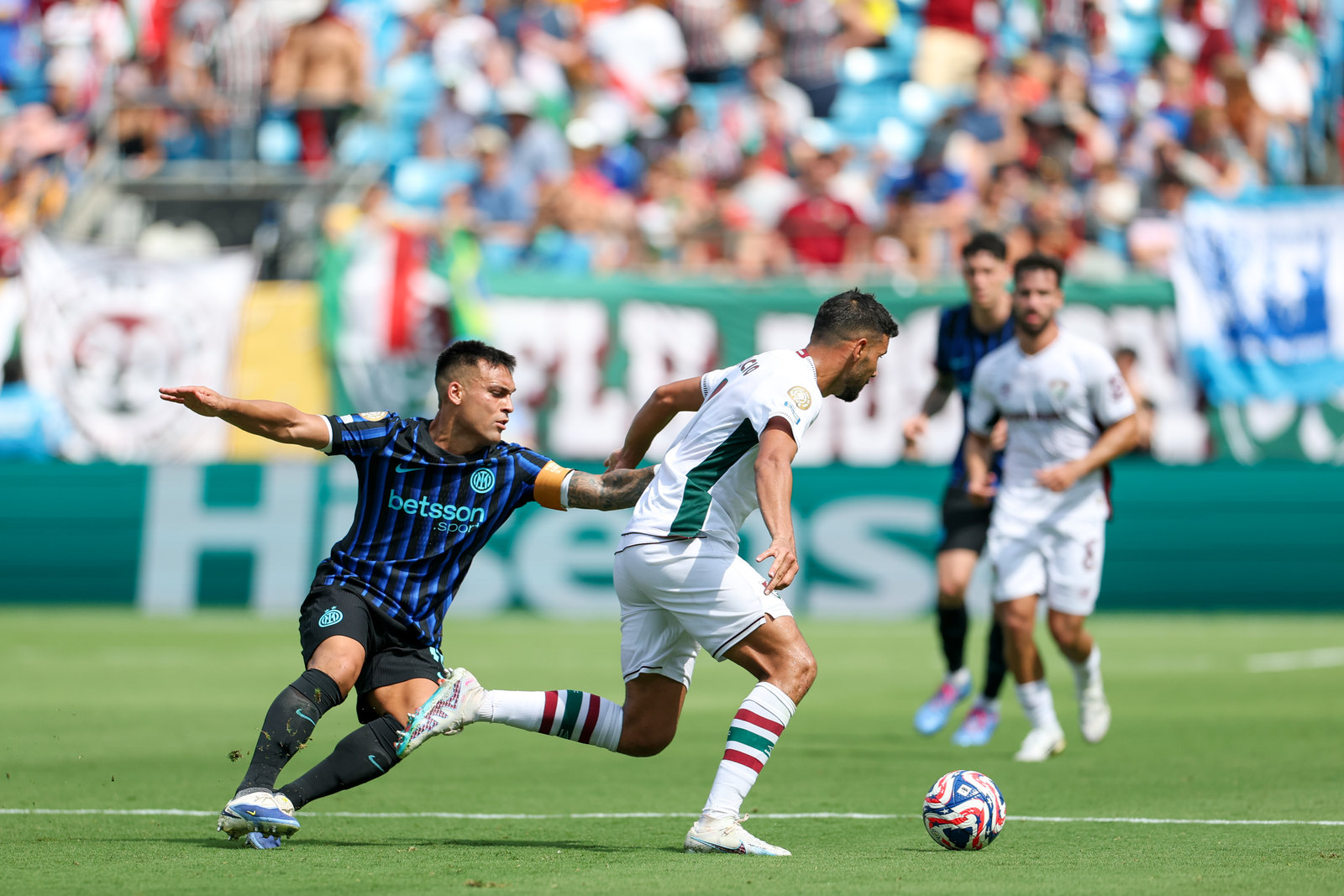 马德里竞技险胜国际米兰，阿什拉夫点燃赛场的简单介绍