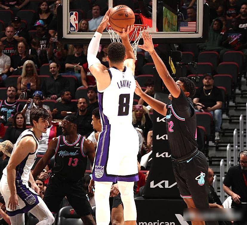 包含76人完胜勇士，拉文关键制胜的词条